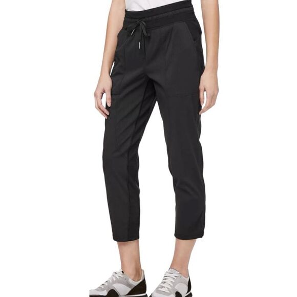 Lululemon Black Dance Studio Cropped Joggers. Size 4. - Picture 1 of 10